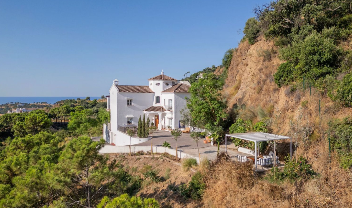 Charming 5-Bedroom Hillside Villa with Panoramic Views in Monte Mayor, Benahavís