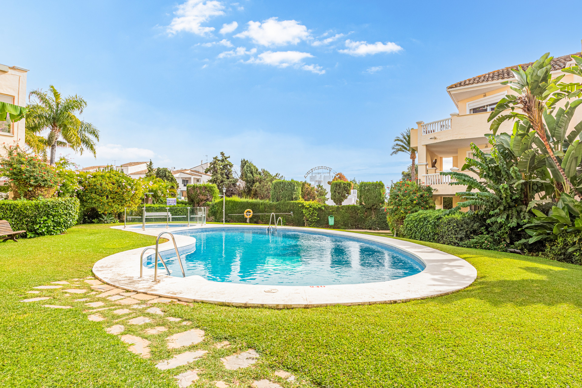 Excepcional apartamento en planta baja y esquina en El Paraíso, Estepona