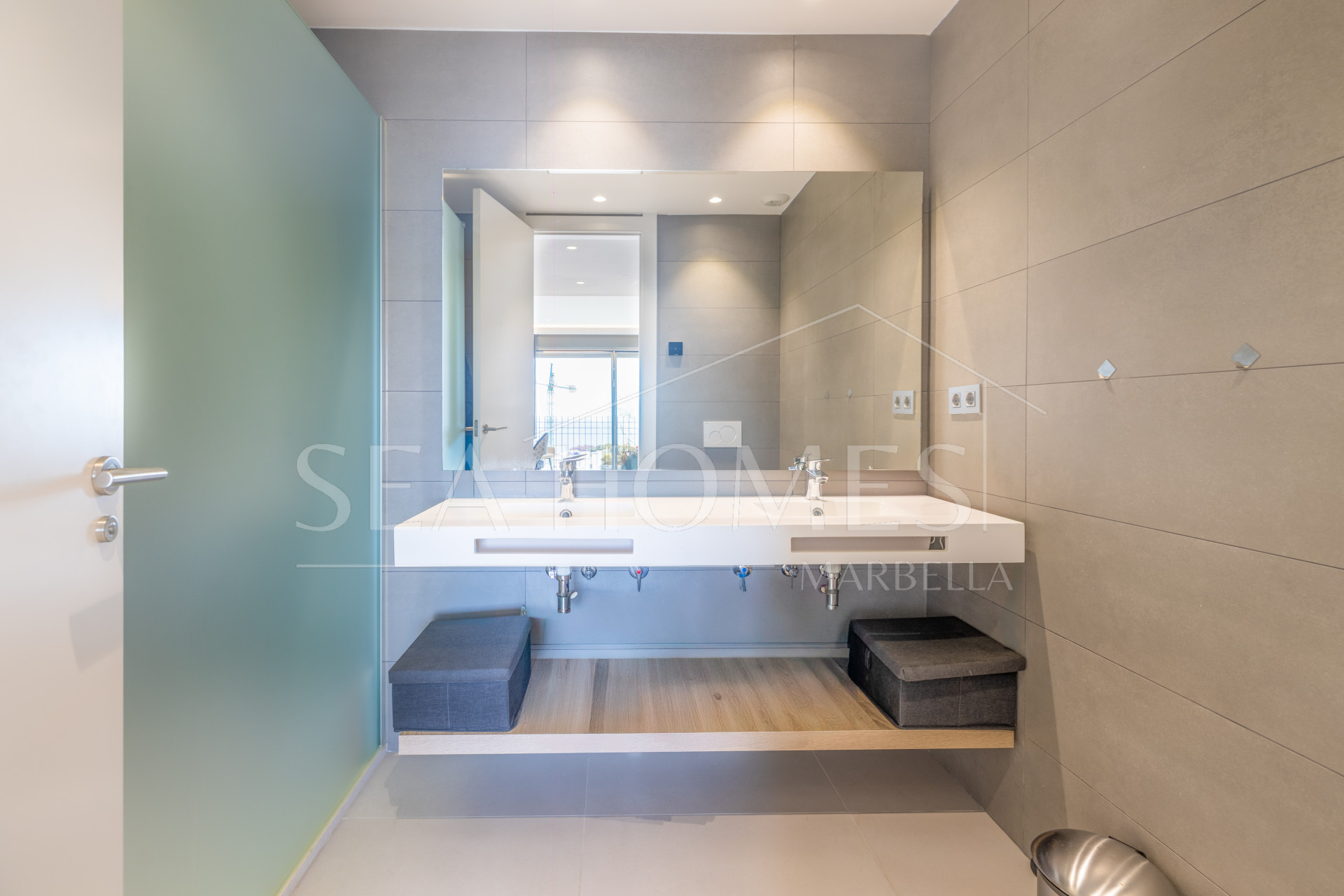 Modern 3 bedroom apartment with amazing sea views!