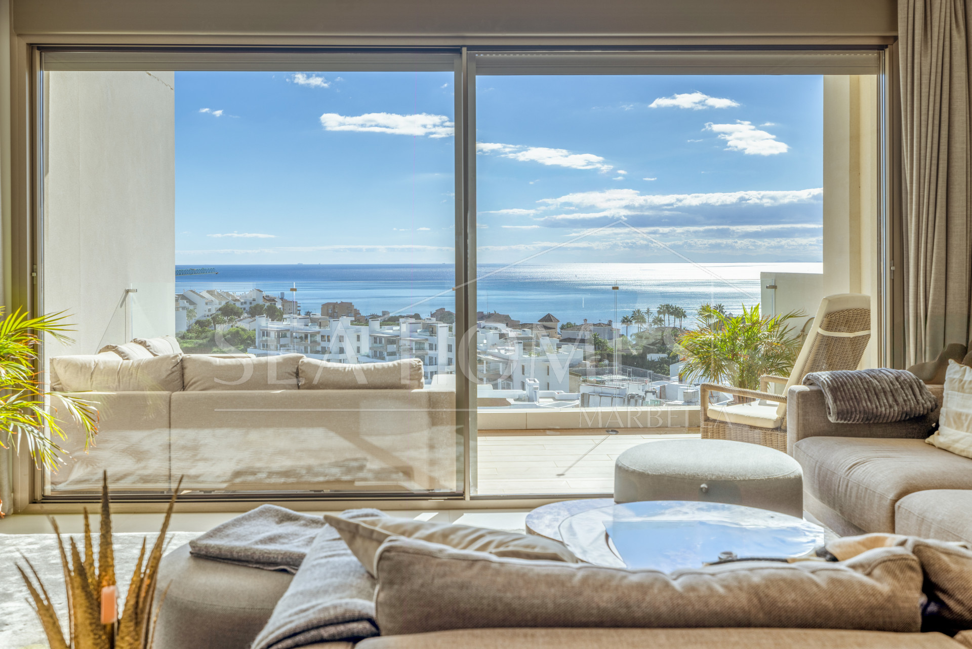 Modern 3 bedroom apartment with amazing sea views!