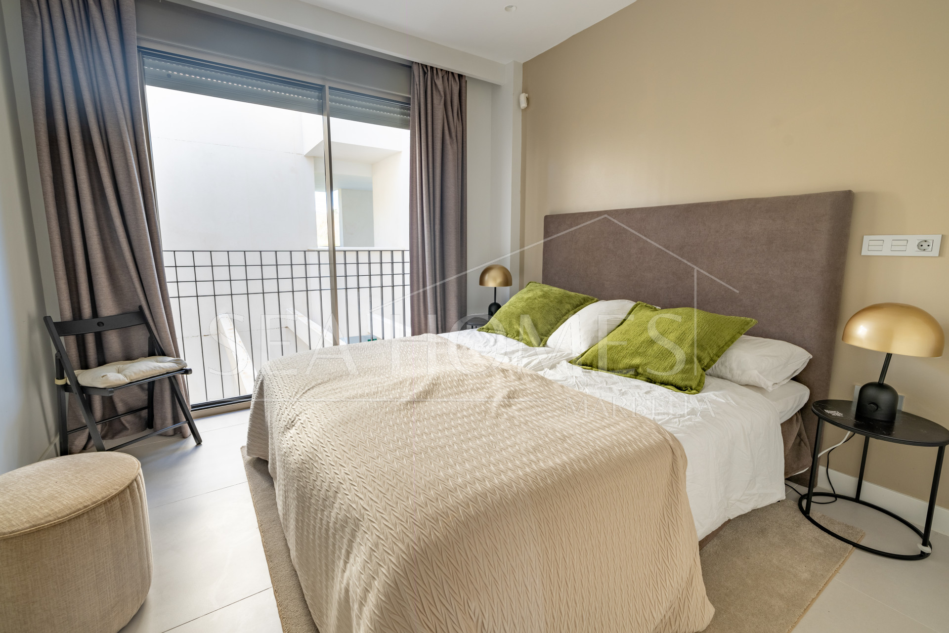 Modern 3 bedroom apartment with amazing sea views!