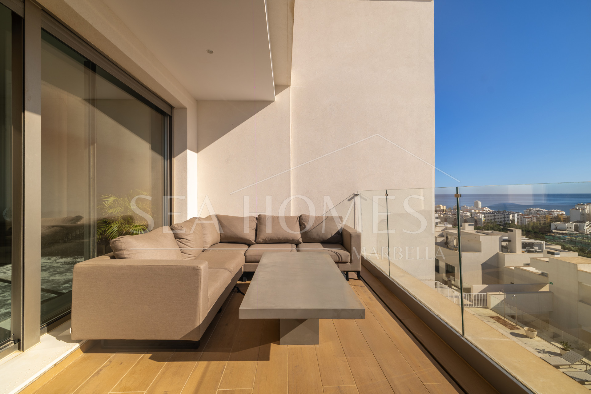 Modern 3 bedroom apartment with amazing sea views!
