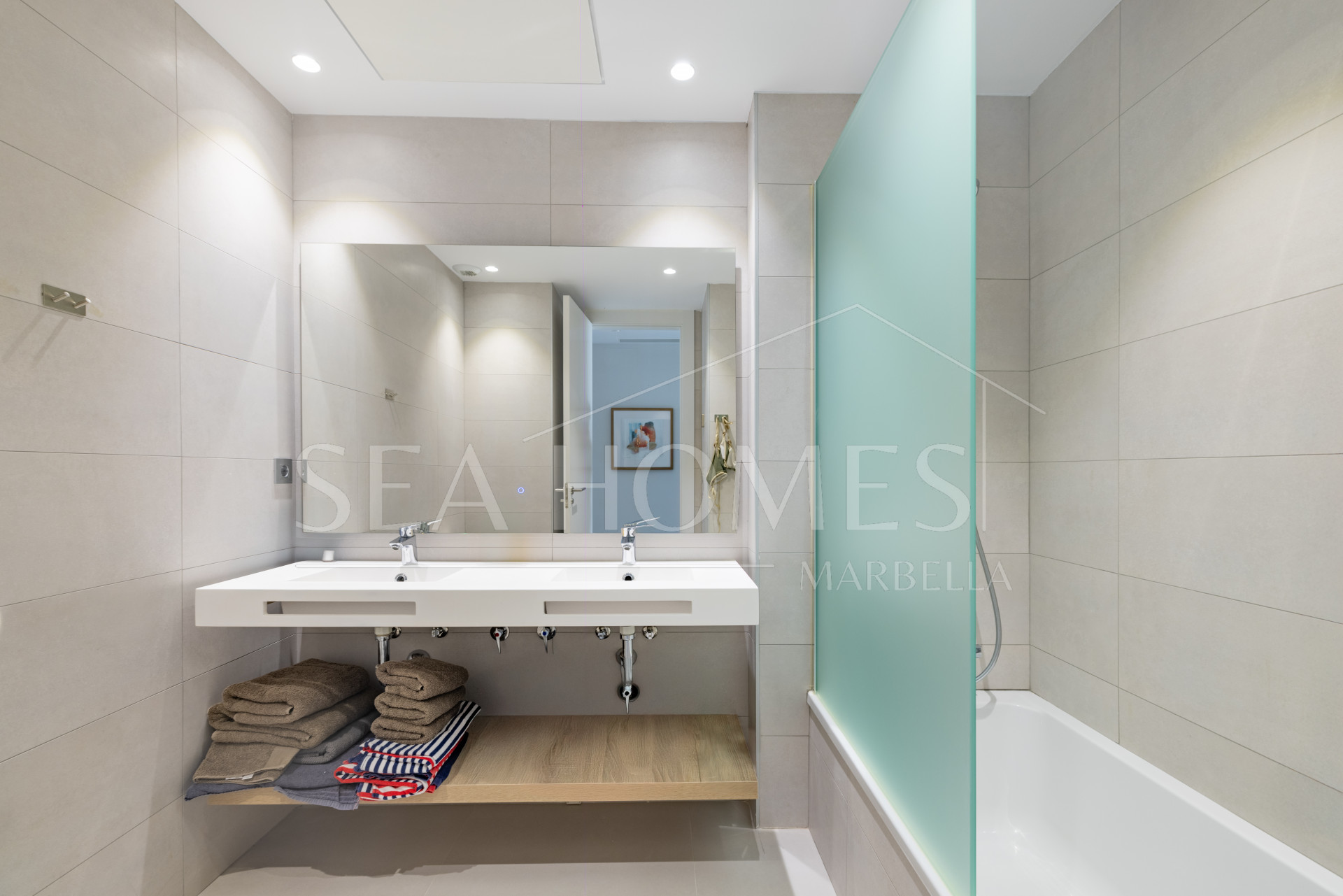 Modern 3 bedroom apartment with amazing sea views!