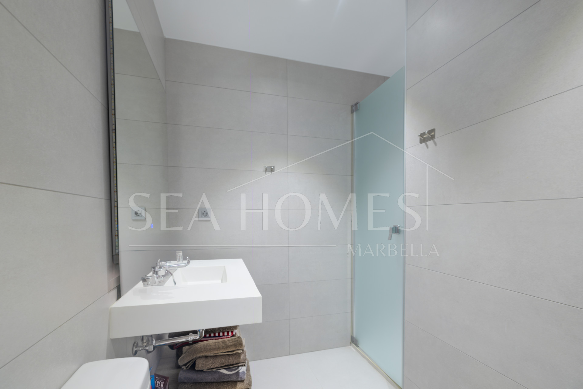 Modern 3 bedroom apartment with amazing sea views!