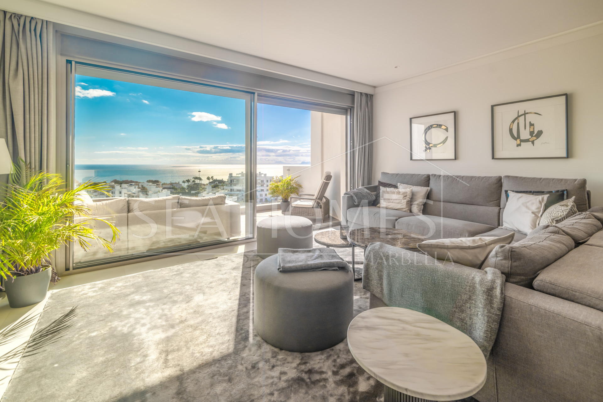 Modern 3 bedroom apartment with amazing sea views!