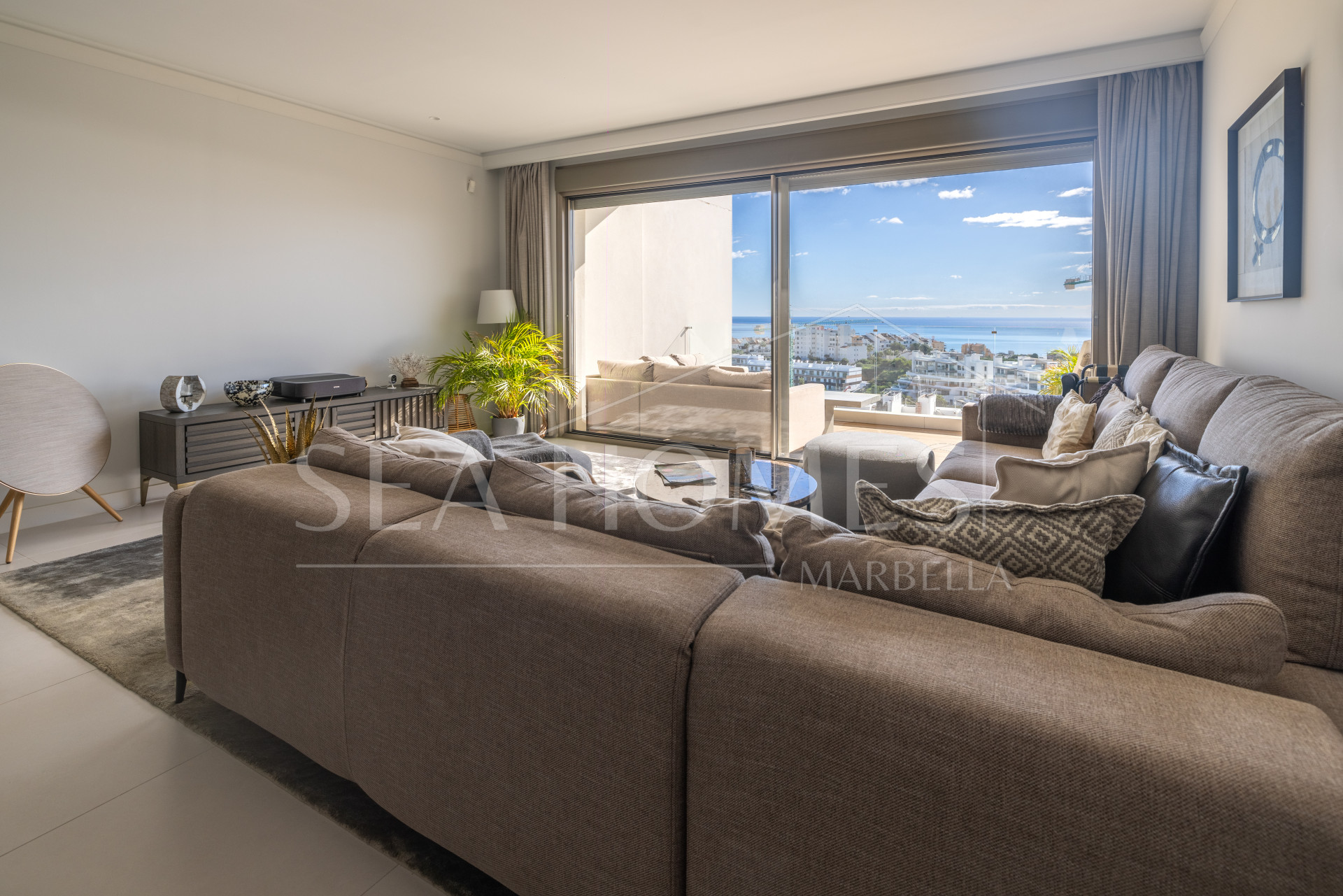 Modern 3 bedroom apartment with amazing sea views!
