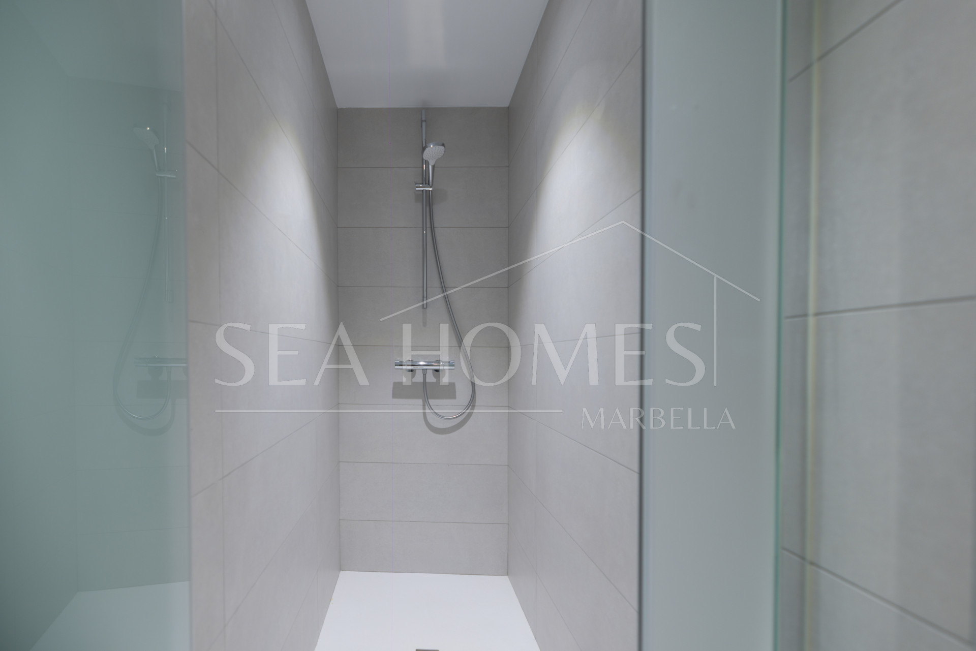 Modern 3 bedroom apartment with amazing sea views!