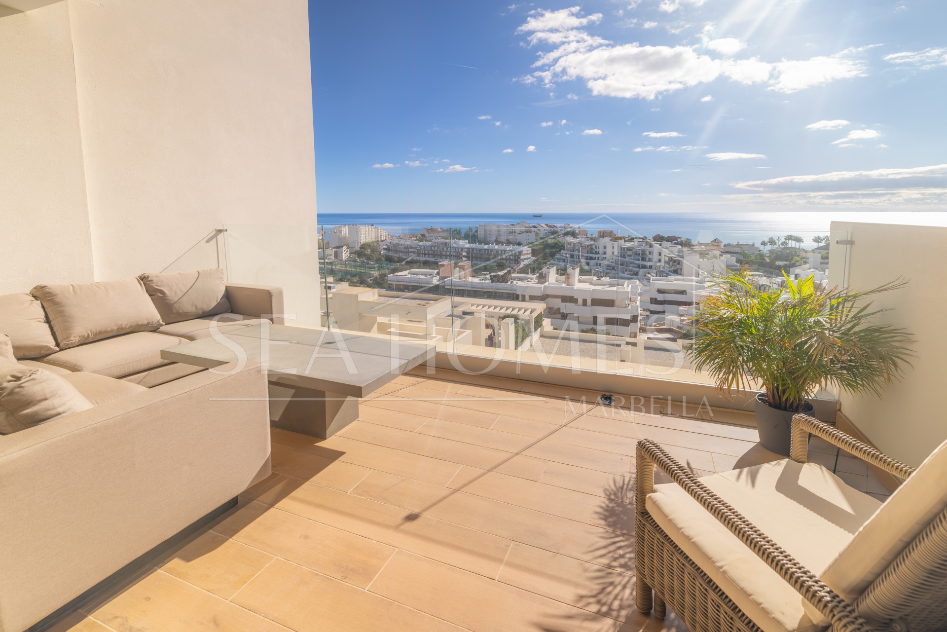 Modern 3 bedroom apartment with amazing sea views!