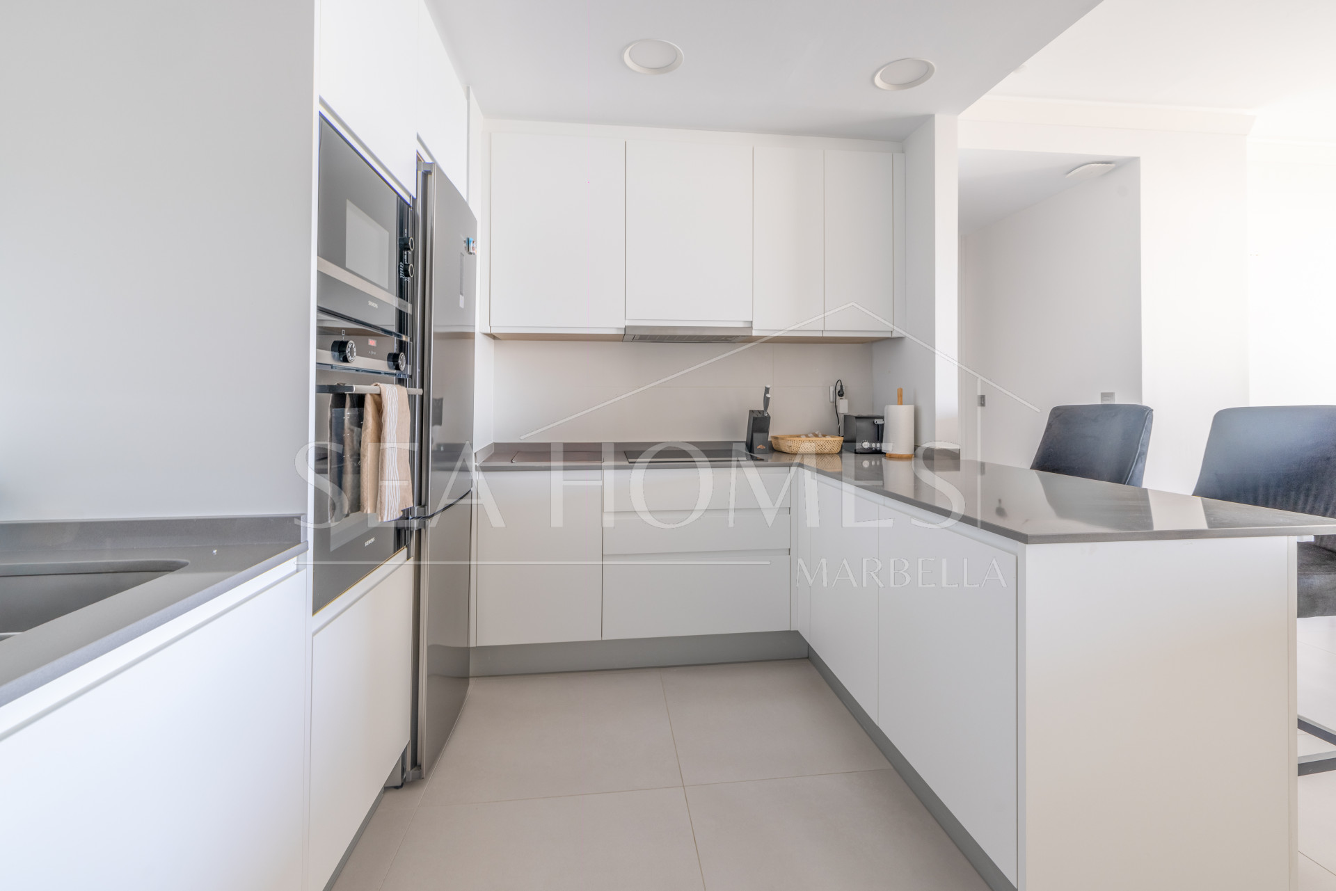 Modern 3 bedroom apartment with amazing sea views!