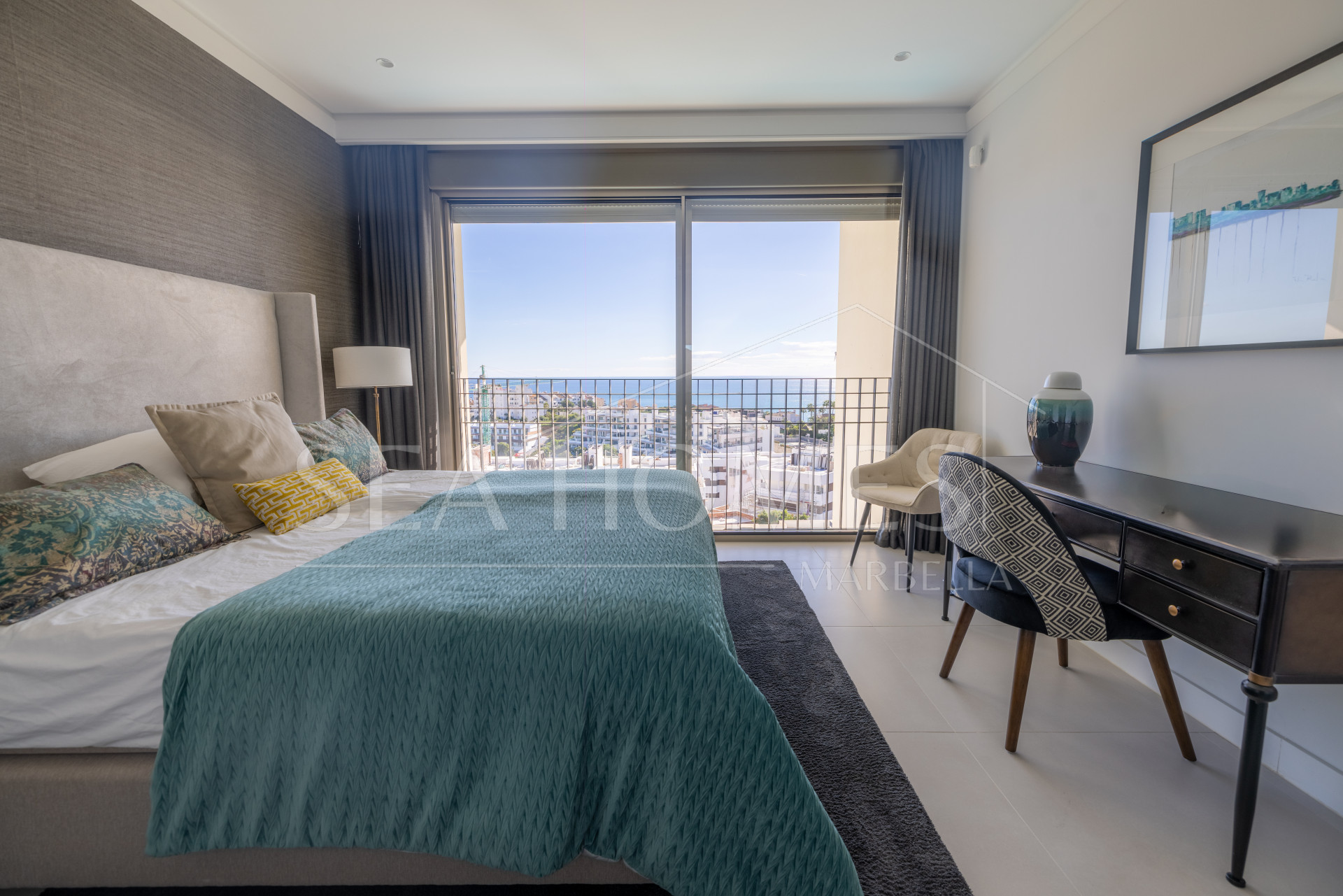 Modern 3 bedroom apartment with amazing sea views!