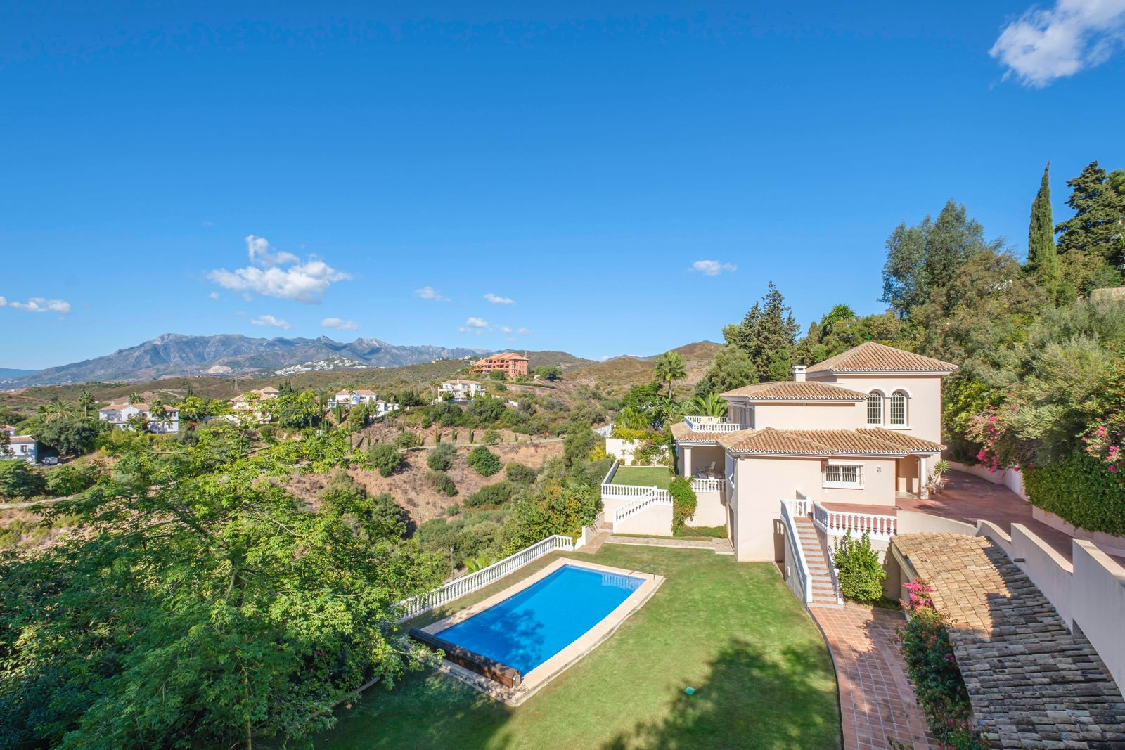 Andalusian Villa with unobstructed sea views and separate apartment - El Rosario Marbella