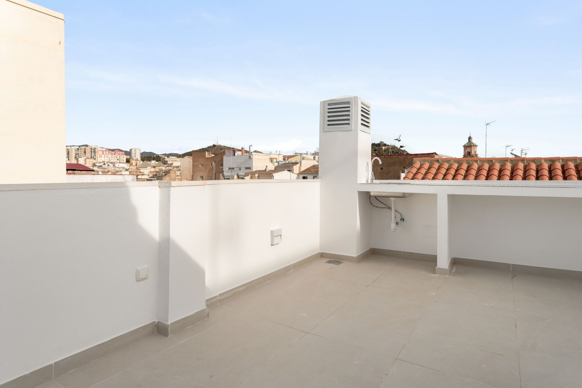 Luxury duplex penthouse in Historic Building with privat roof terraces on a quiet street in the historical quarters of Malaga City | Image 23