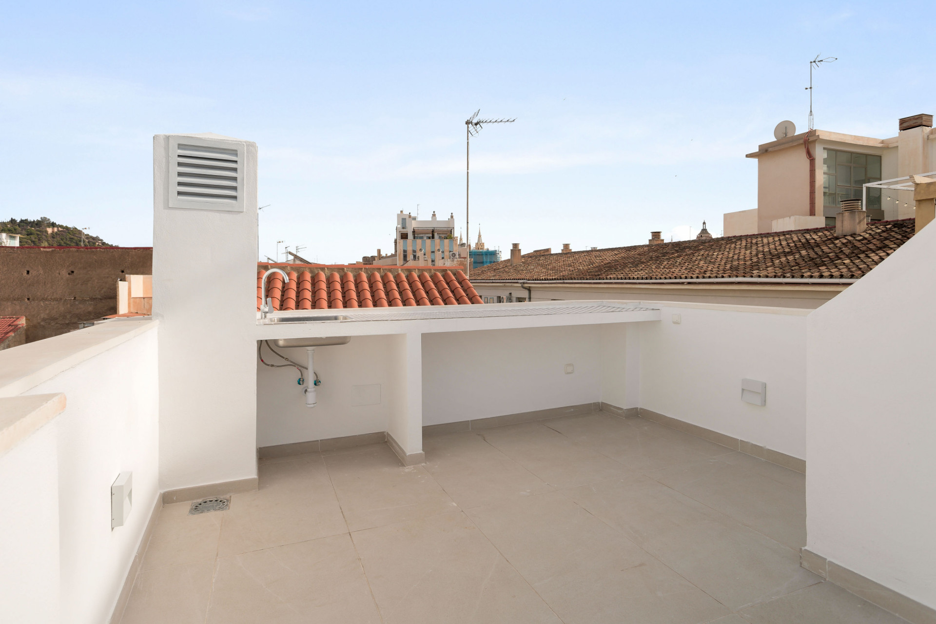 Luxury duplex penthouse in Historic Building with privat roof terraces on a quiet street in the historical quarters of Malaga City | Image 25