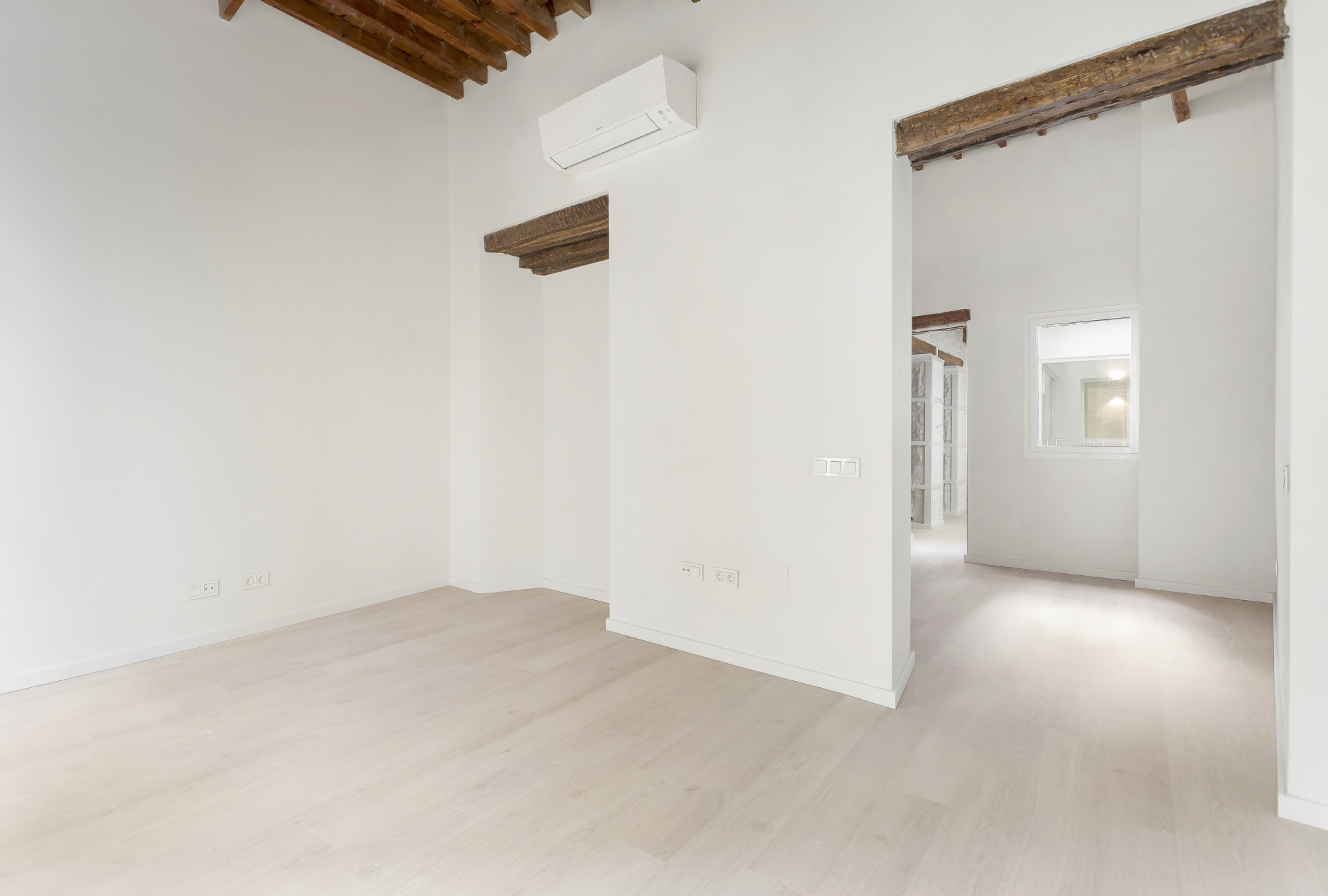 Luxury middle floor apartment in historic building with privat roof terraces on a quiet street in the historical quarters of Malaga City | Image 9