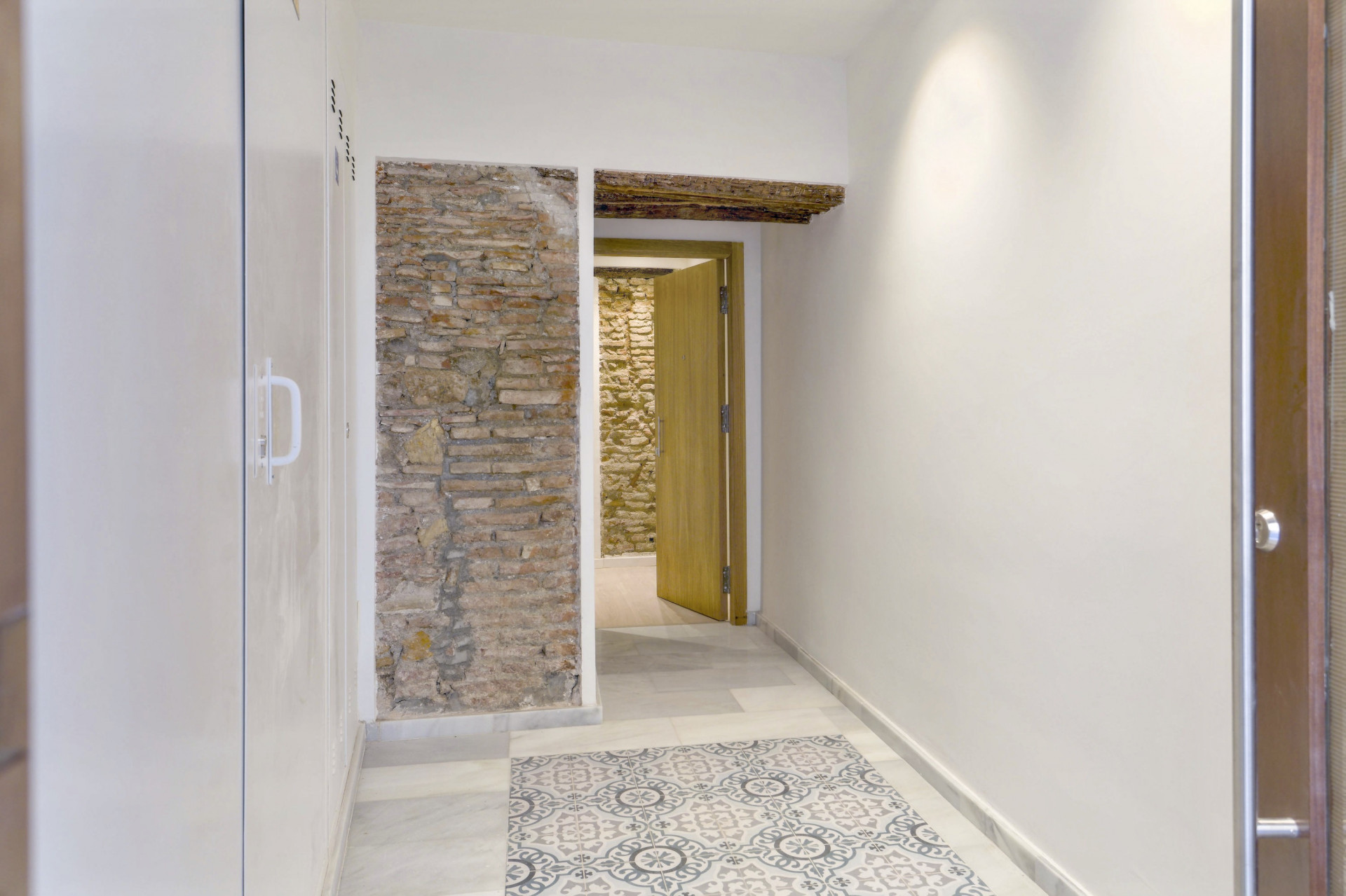 Luxury middle floor apartment in historic building with privat roof terraces on a quiet street in the historical quarters of Malaga City | Image 24