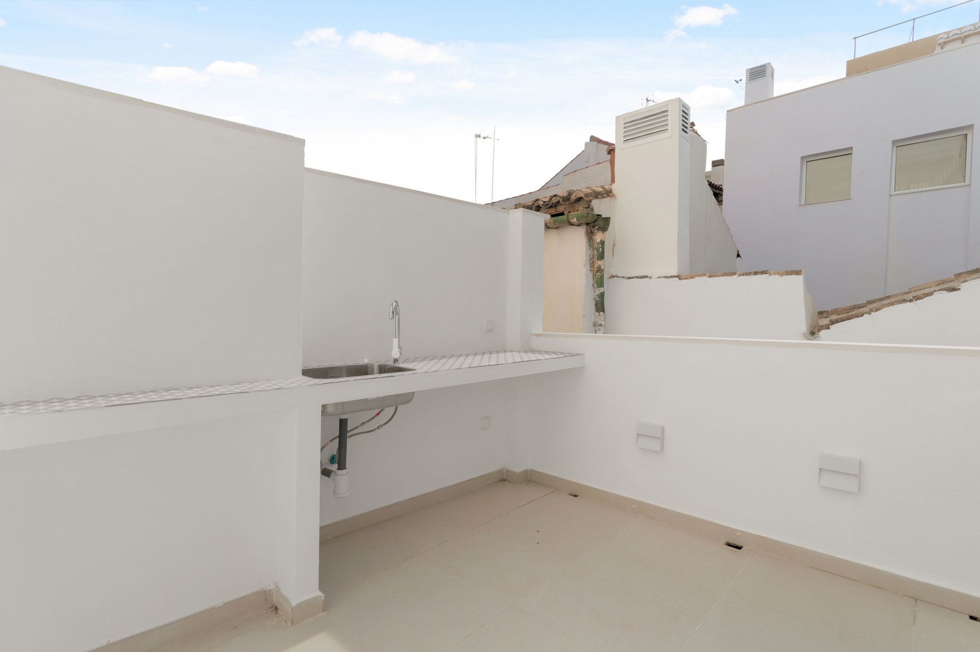 Luxury middle floor apartment in historic building with privat roof terraces on a quiet street in the historical quarters of Malaga City | Image 22