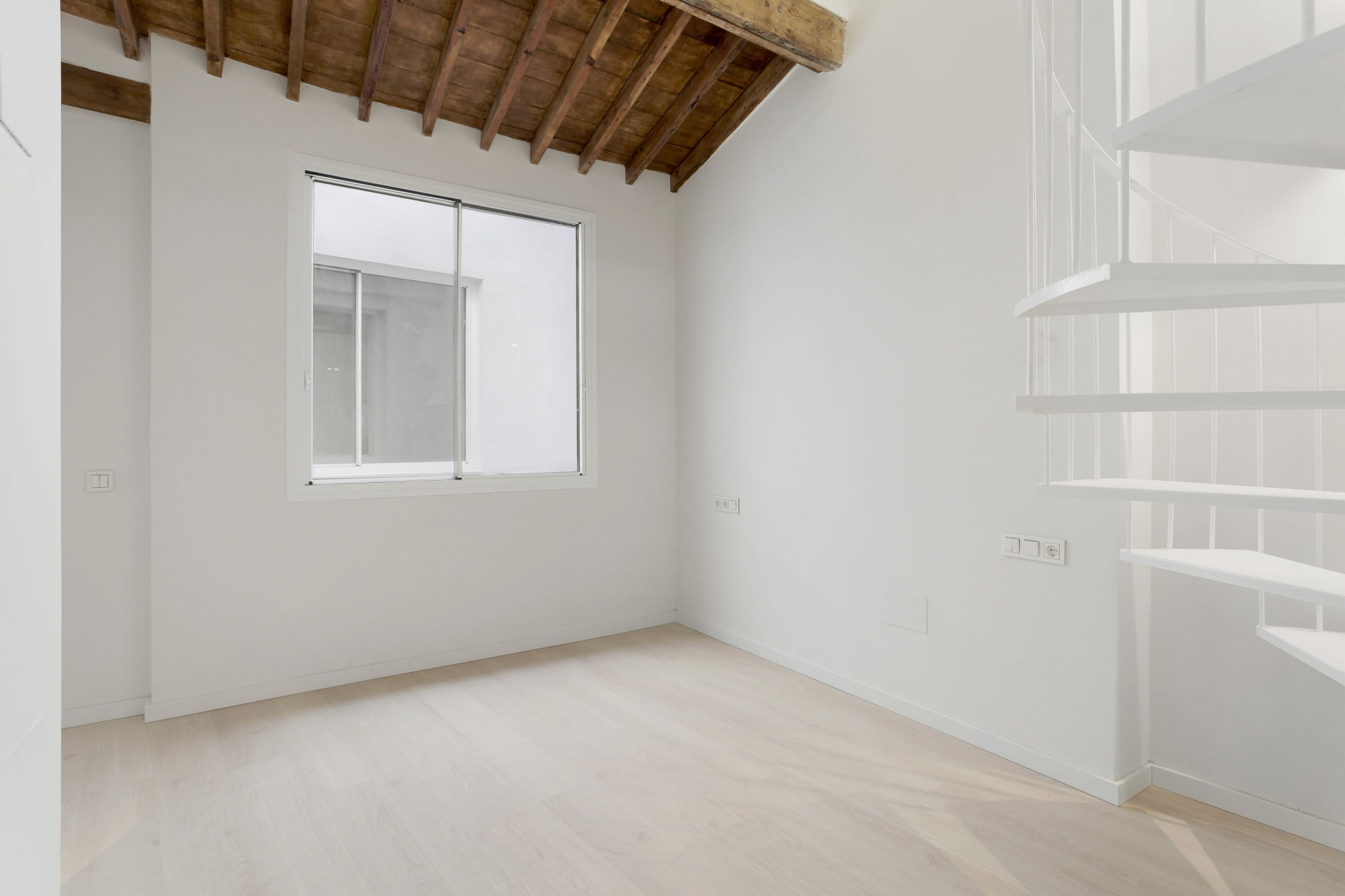 Luxury middle floor apartment in historic building with privat roof terraces on a quiet street in the historical quarters of Malaga City | Image 16