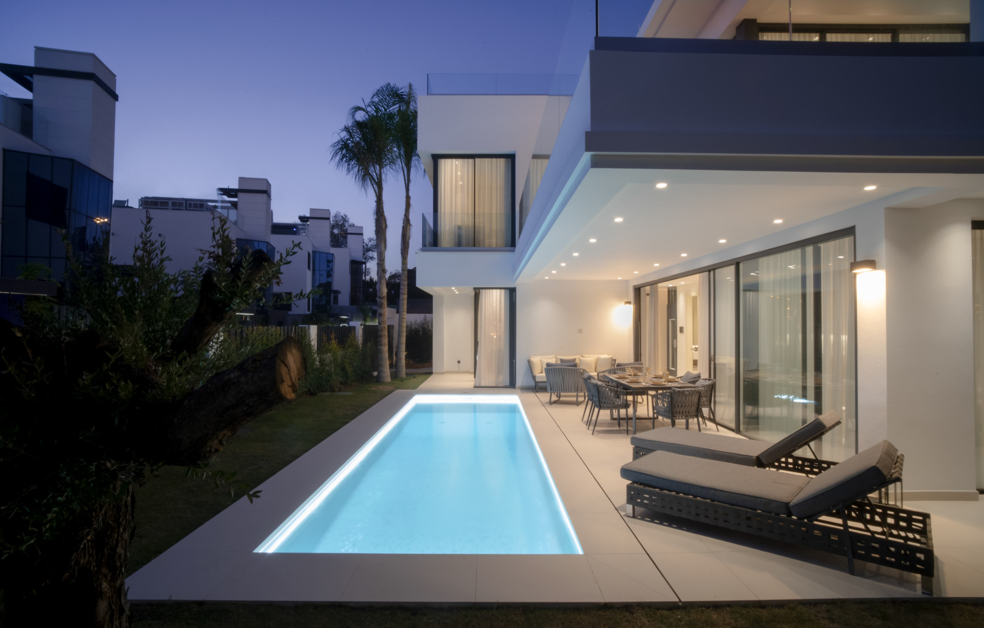 Modern villas located in Rio Verde, Golden Mile, just 100 m from the beach | Image 7