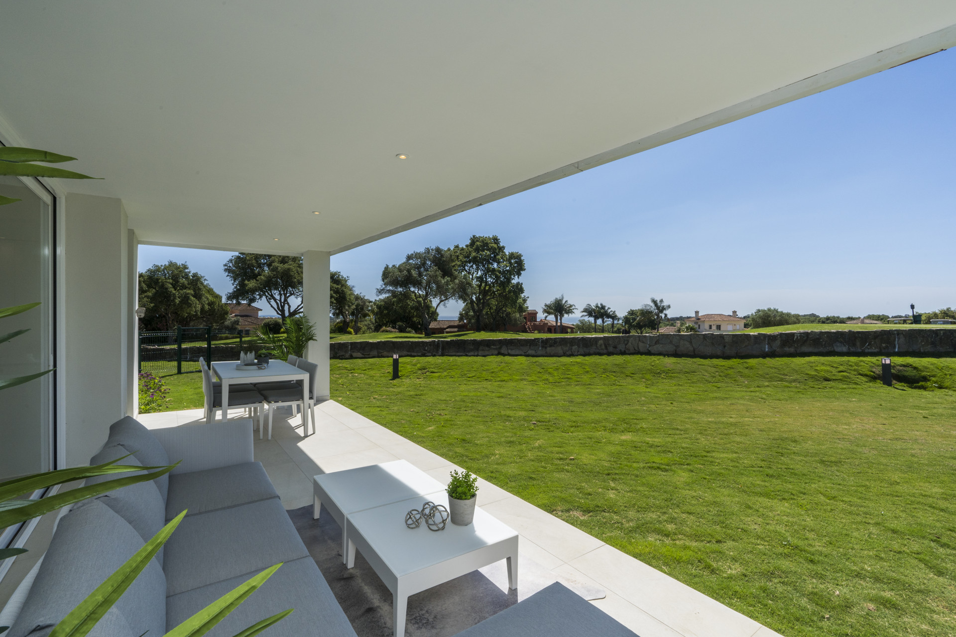 Emerald Greens: Mediterranean style apartments and penthouses frontline golf in San Roque Club. | Image 8