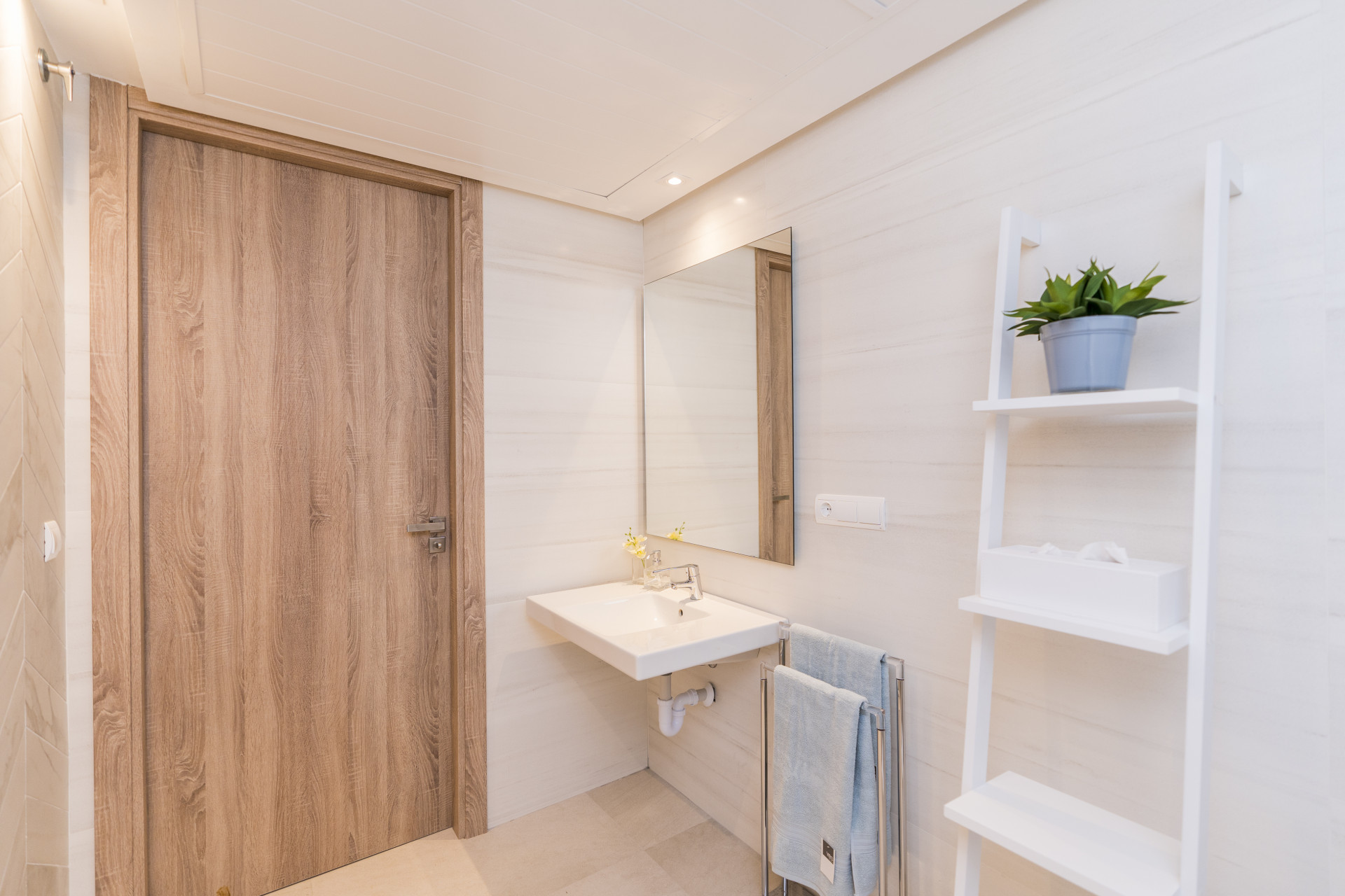 Exclusive three bedroom flat in the prestigious Club San Roque, Cadiz. | Image 20