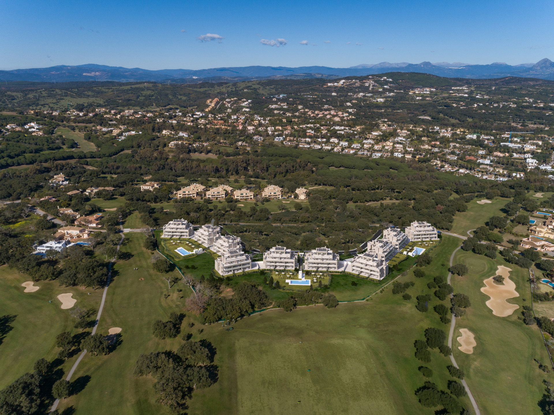 Emerald Greens: Mediterranean style apartments and penthouses frontline golf in San Roque Club. | Image 5