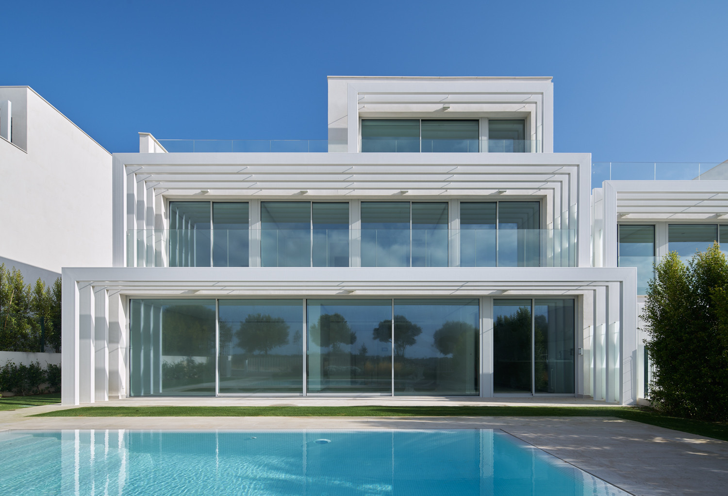 Luxury semi-detached villa in front line golf in Sotogrande | Image 3