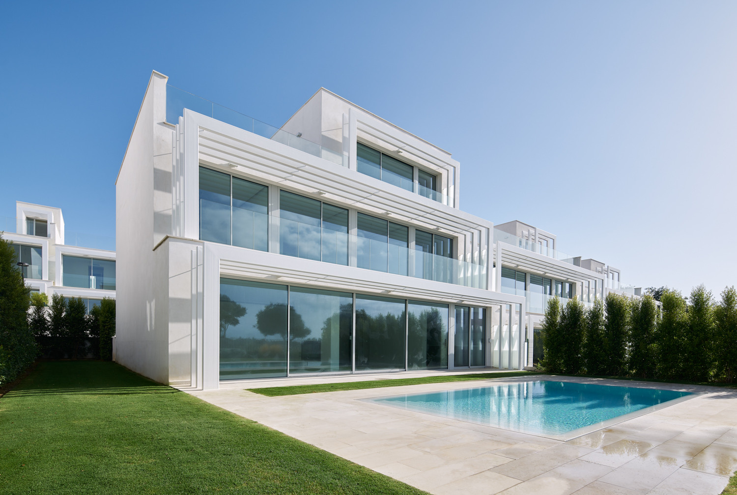 Luxury semi-detached villa in front line golf in Sotogrande | Image 2