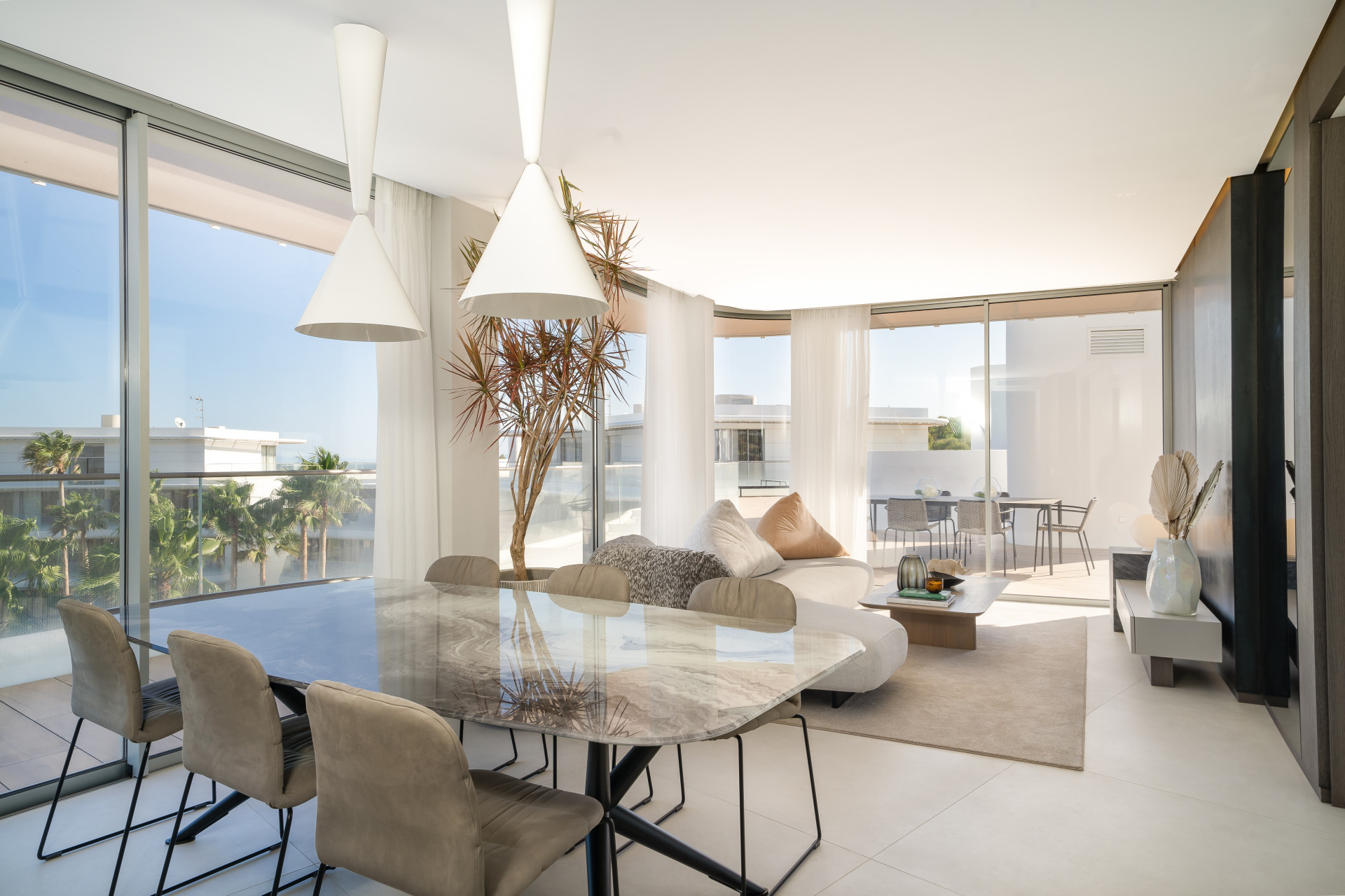 Magnificent Penthouse situated in the frontline beach in Estepona | Image 5