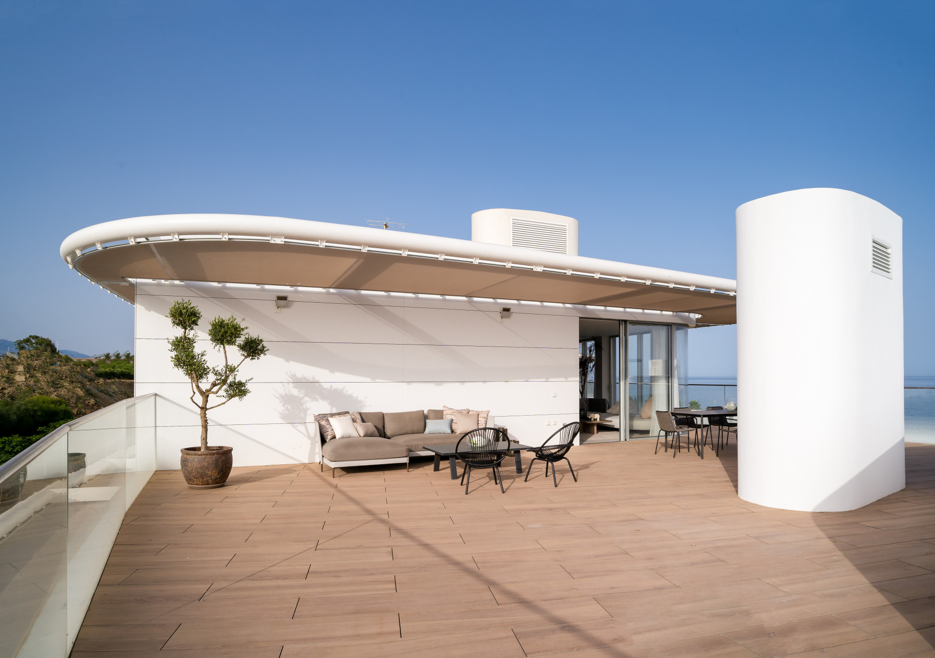 Magnificent Penthouse situated in the frontline beach in Estepona | Image 7