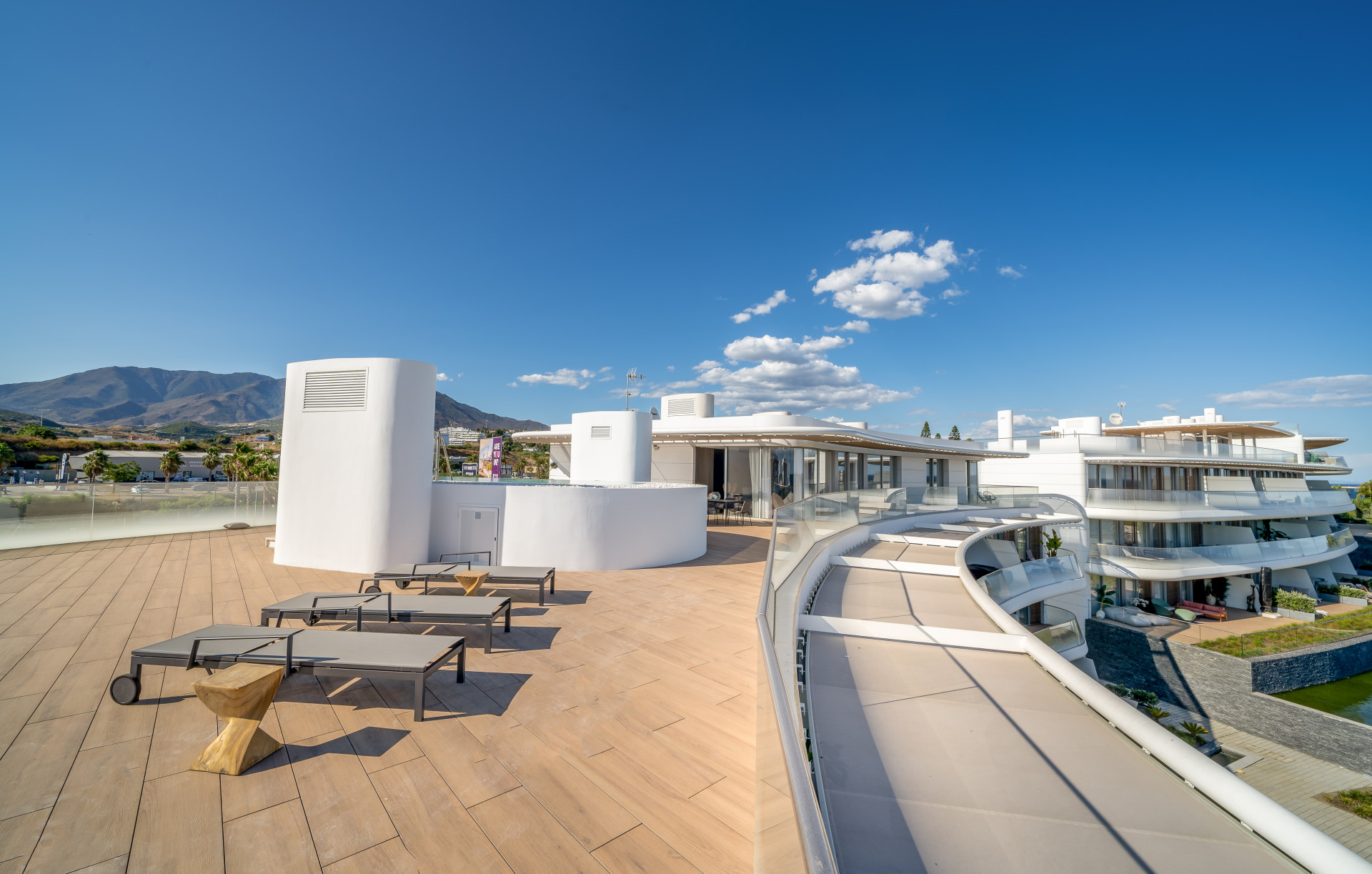 Magnificent Penthouse situated in the frontline beach in Estepona | Image 9
