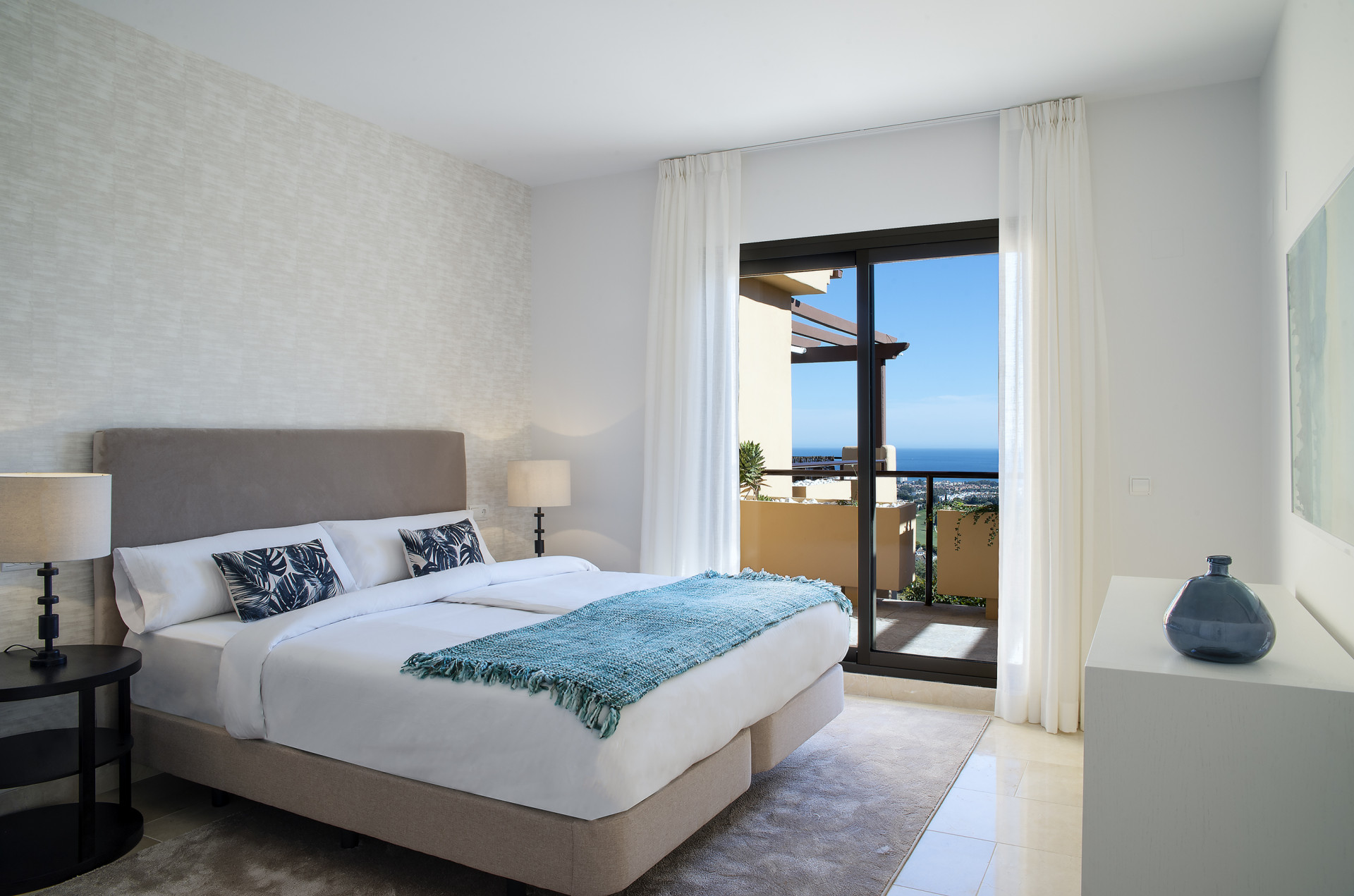 Two bedroom apartment with ocean views in La Alqueria, Benahavis. | Image 24