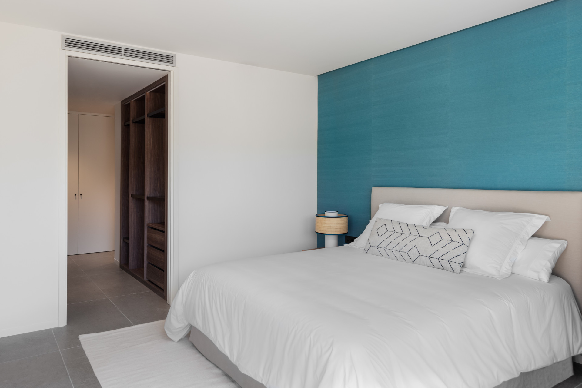 Elegant four bedroom flat located in La Reserva Golf Club in Sotogrande. | Image 5