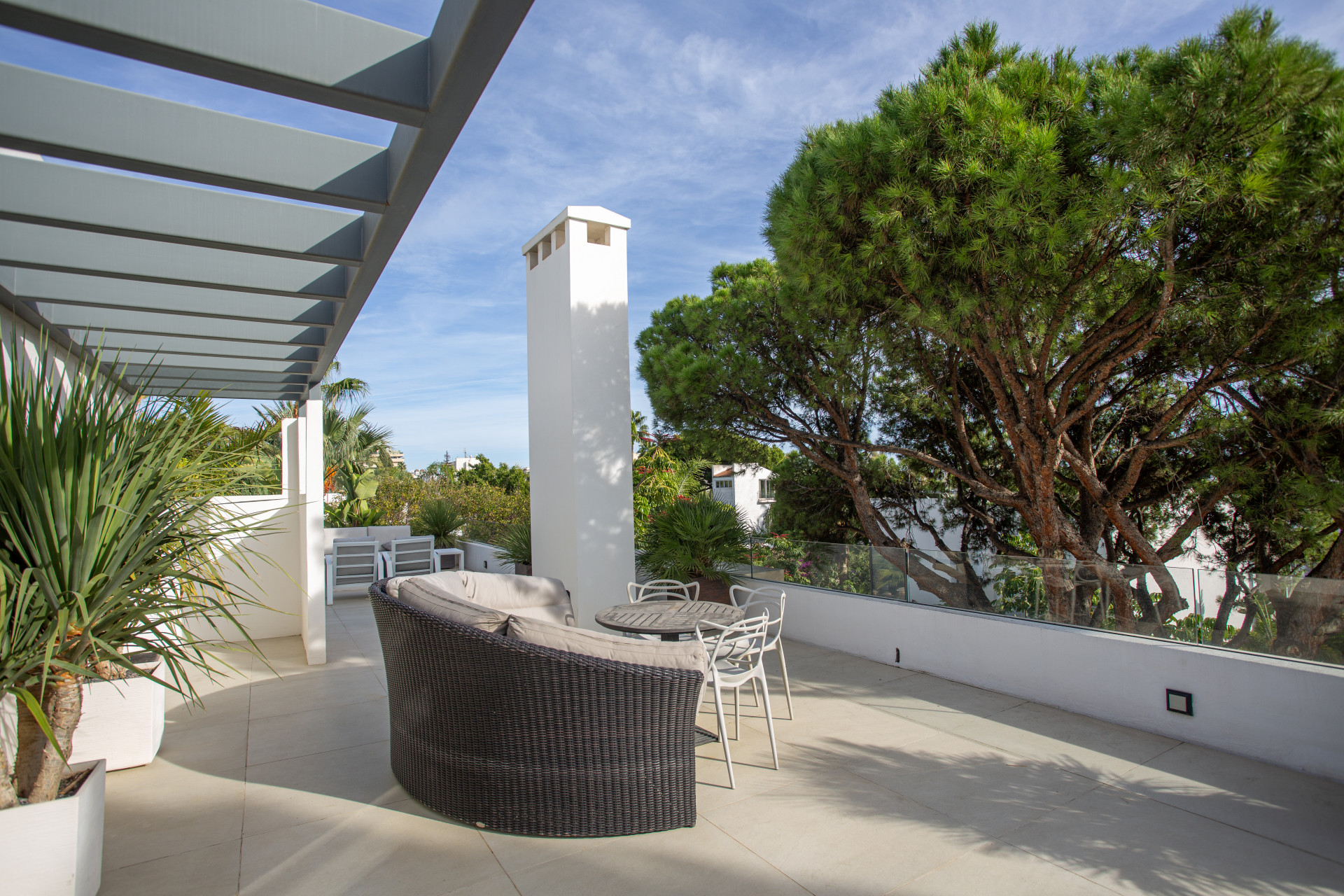 LUXURIOUS 6-BEDROOM CONTEMPORARY BEACH SIDE VILLA ON THE GOLDEN MILE, MARBELLA | Image 16