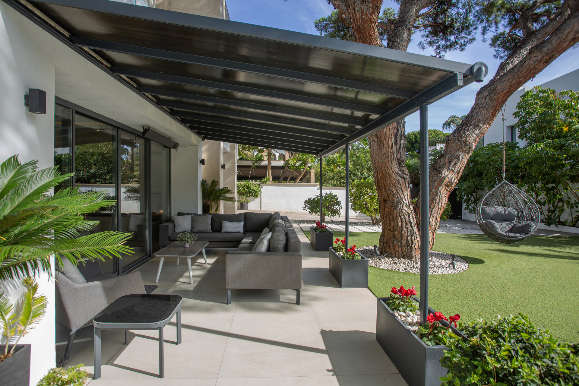 LUXURIOUS 6-BEDROOM CONTEMPORARY BEACH SIDE VILLA ON THE GOLDEN MILE, MARBELLA | Image 23