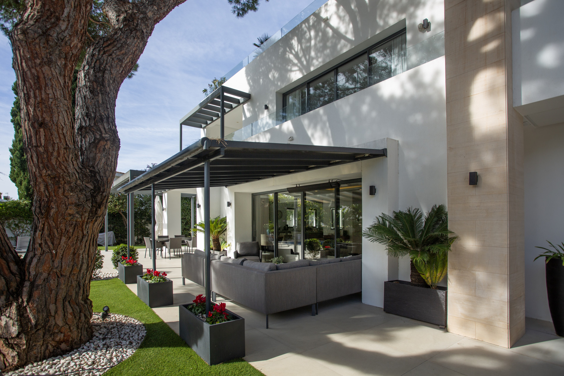 LUXURIOUS 6-BEDROOM CONTEMPORARY BEACH SIDE VILLA ON THE GOLDEN MILE, MARBELLA | Image 18