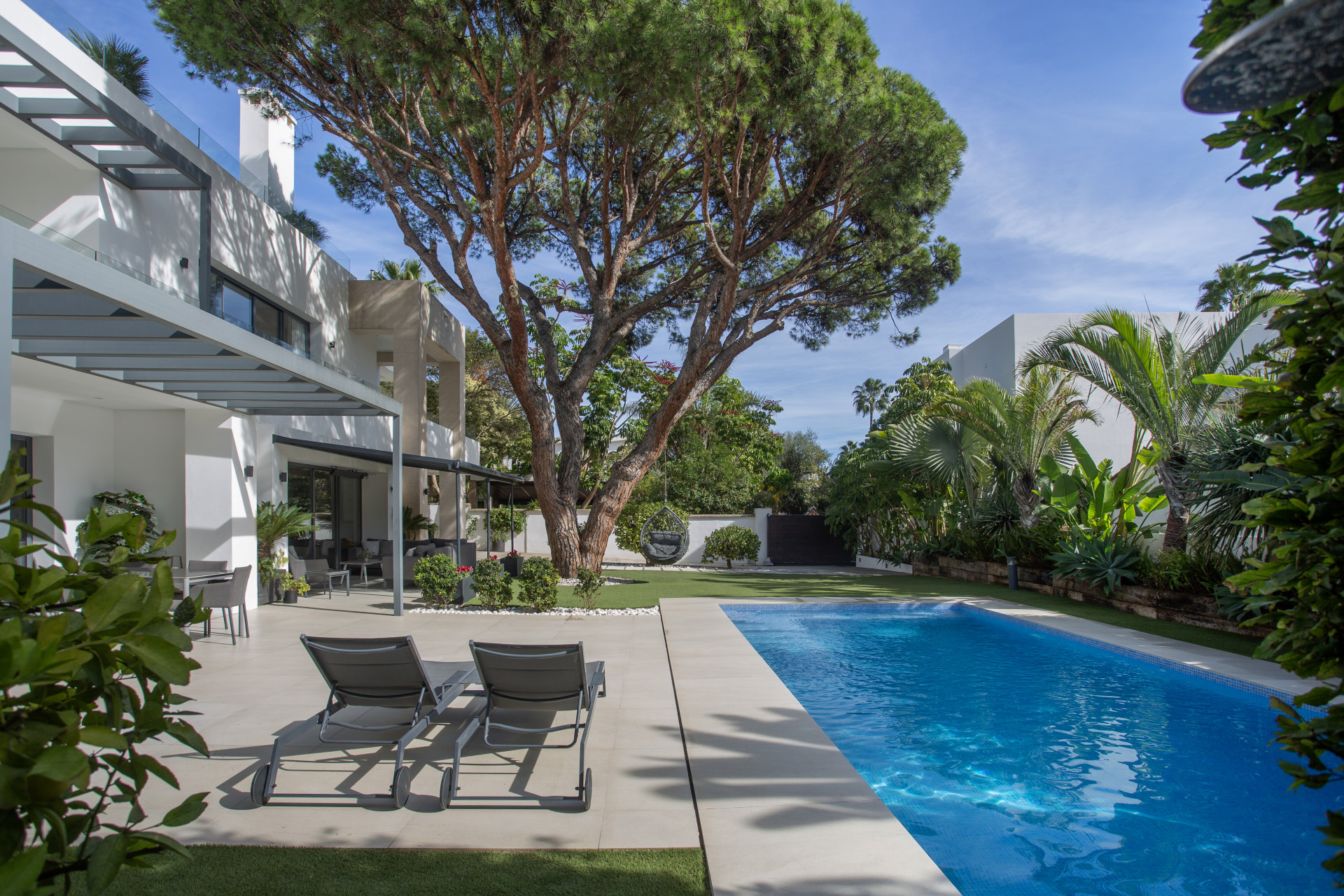 LUXURIOUS 6-BEDROOM CONTEMPORARY BEACH SIDE VILLA ON THE GOLDEN MILE, MARBELLA | Image 22