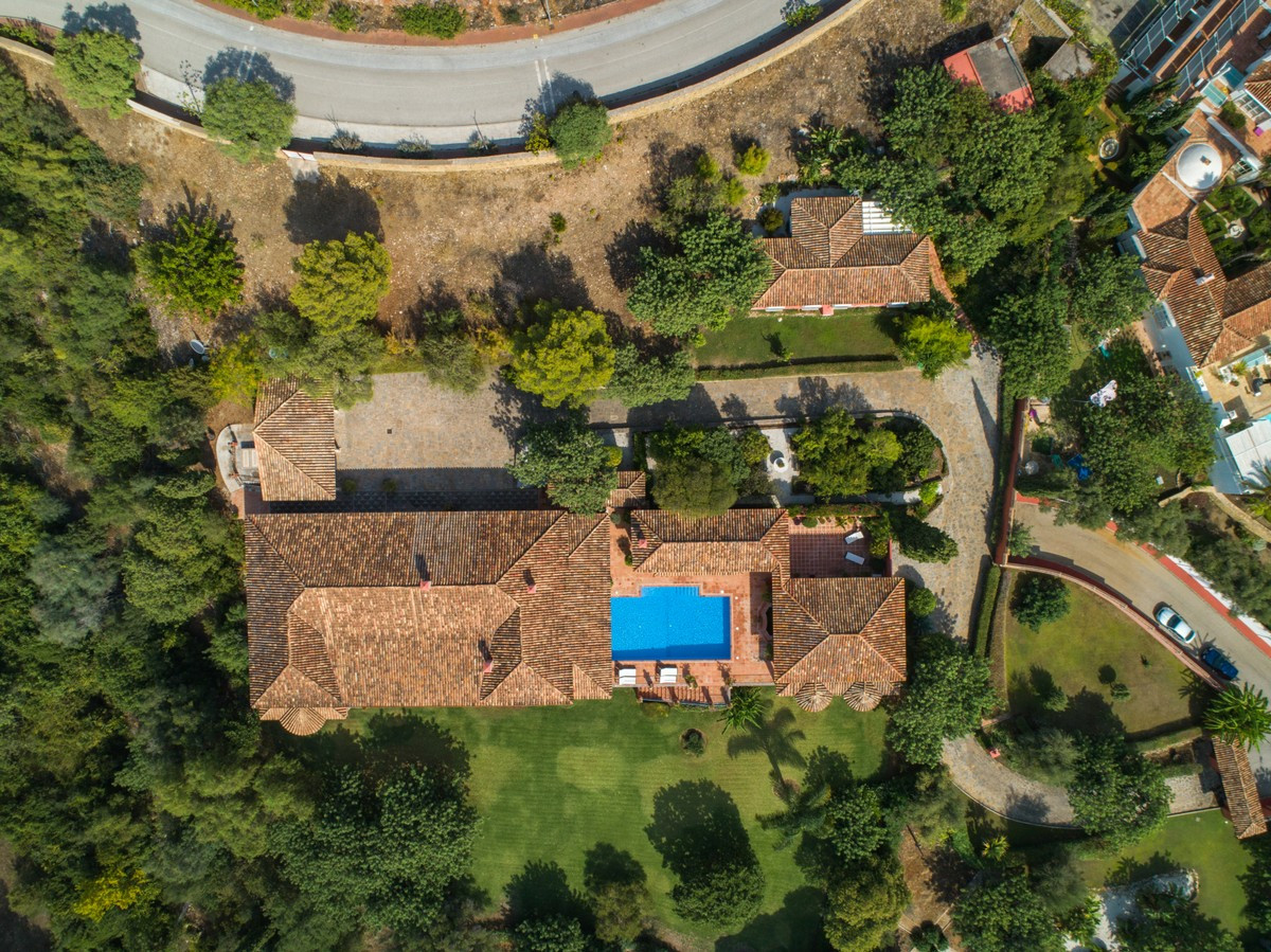 Investment opportunity! Parklike estate with 4 buildings on nearly 19.000 sq. meters plot in Los Picos, next to Sierra Blanca | Image 12