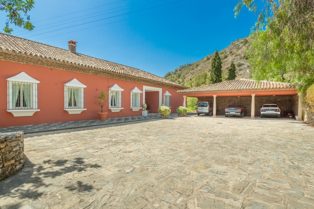 Investment opportunity! Parklike estate with 4 buildings on nearly 19.000 sq. meters plot in Los Picos, next to Sierra Blanca | Image 34