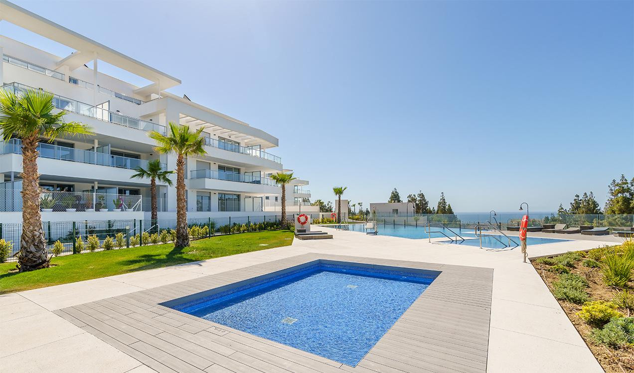 Spacious penthouse with terrace offering panoramic sea and mountain views in Mijas Costa. | Image 16
