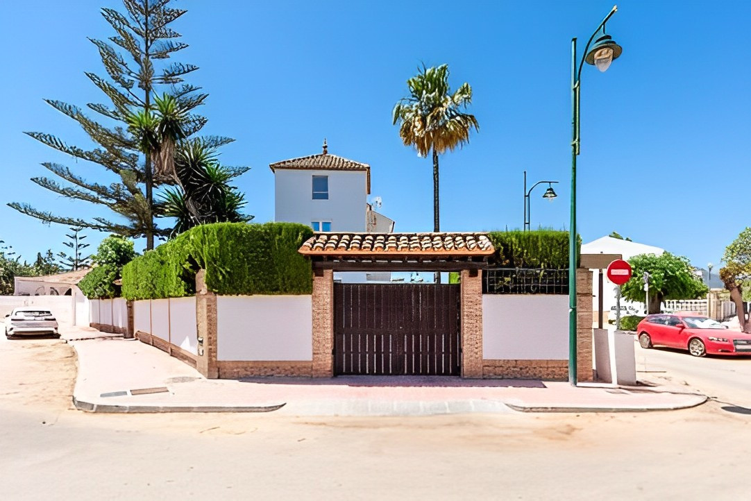 Sale of 2 tourist villas located in the Urbanization Guadalmar, Malaga | Image 1
