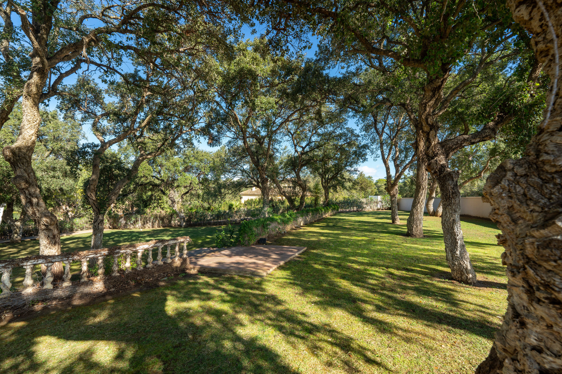Parcela con agua propia de pozo, con bonito jardín maduro; muro de cerramiento exterior y completamente vallada, en venta en Sotogrande