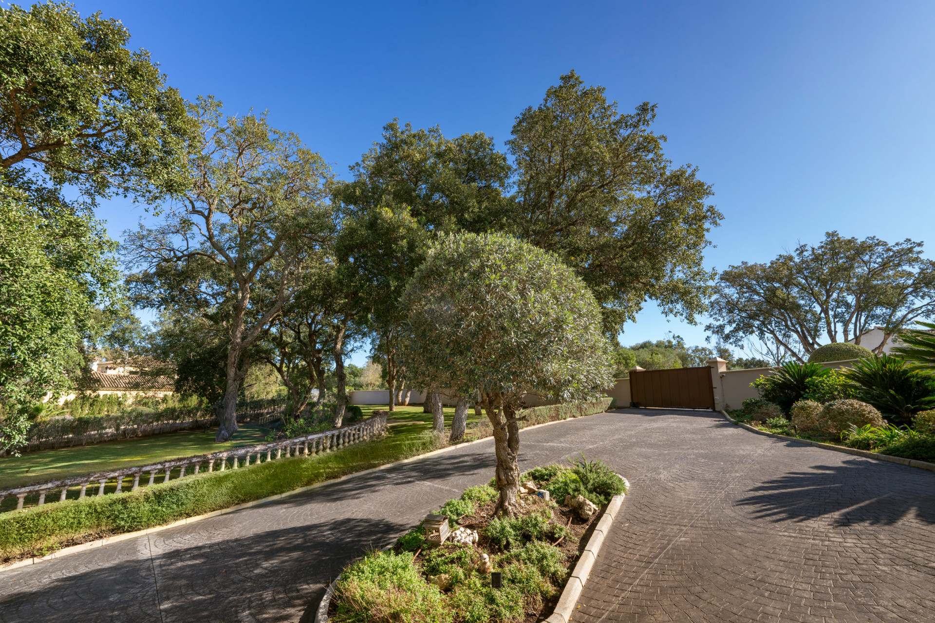 Parcela con agua propia de pozo, con bonito jardín maduro; muro de cerramiento exterior y completamente vallada, en venta en Sotogrande