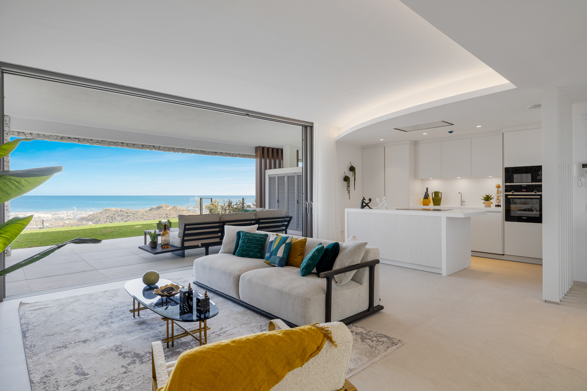 Planta baja de lujo en Quercus, Real de la Quinta: Apartamento nuevo con espectaculares vistas al Mediterráneo y jardín privado