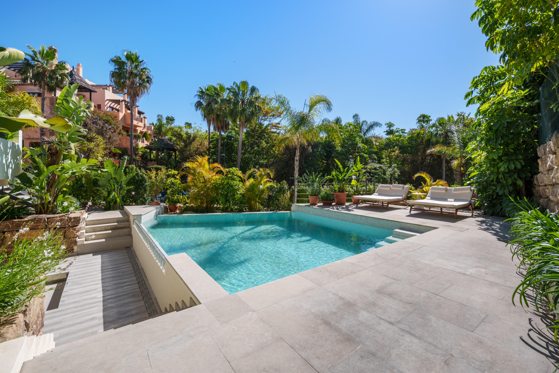 Villa in New Golden Mile-14