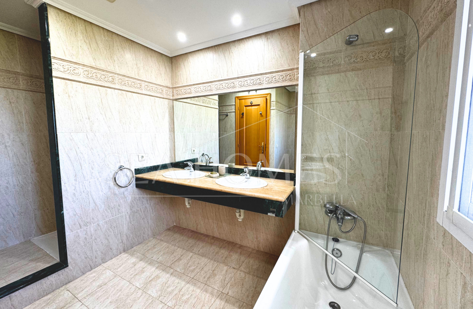 Spacious 3-Bedroom Apartment with Three Terraces, Sea Views, Double Garage & Storage