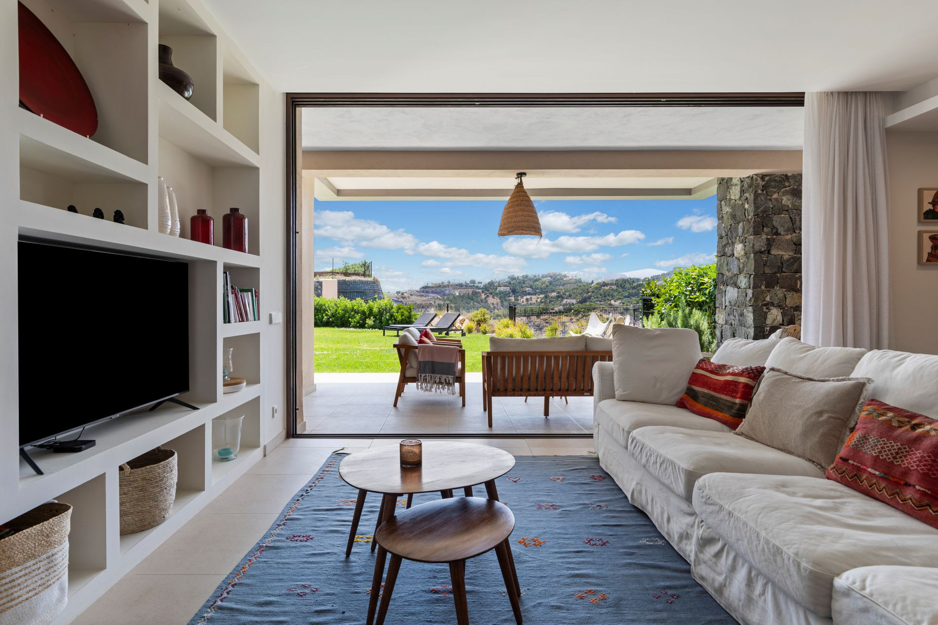 A rare find: 400 m² of private-use garden in a corner apartment