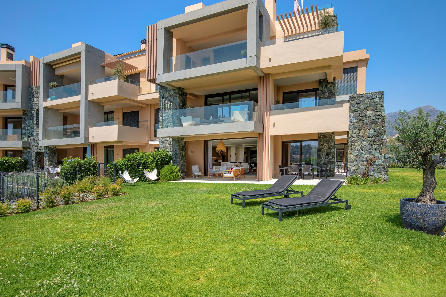 A rare find: 400 m² of private-use garden in a corner apartment