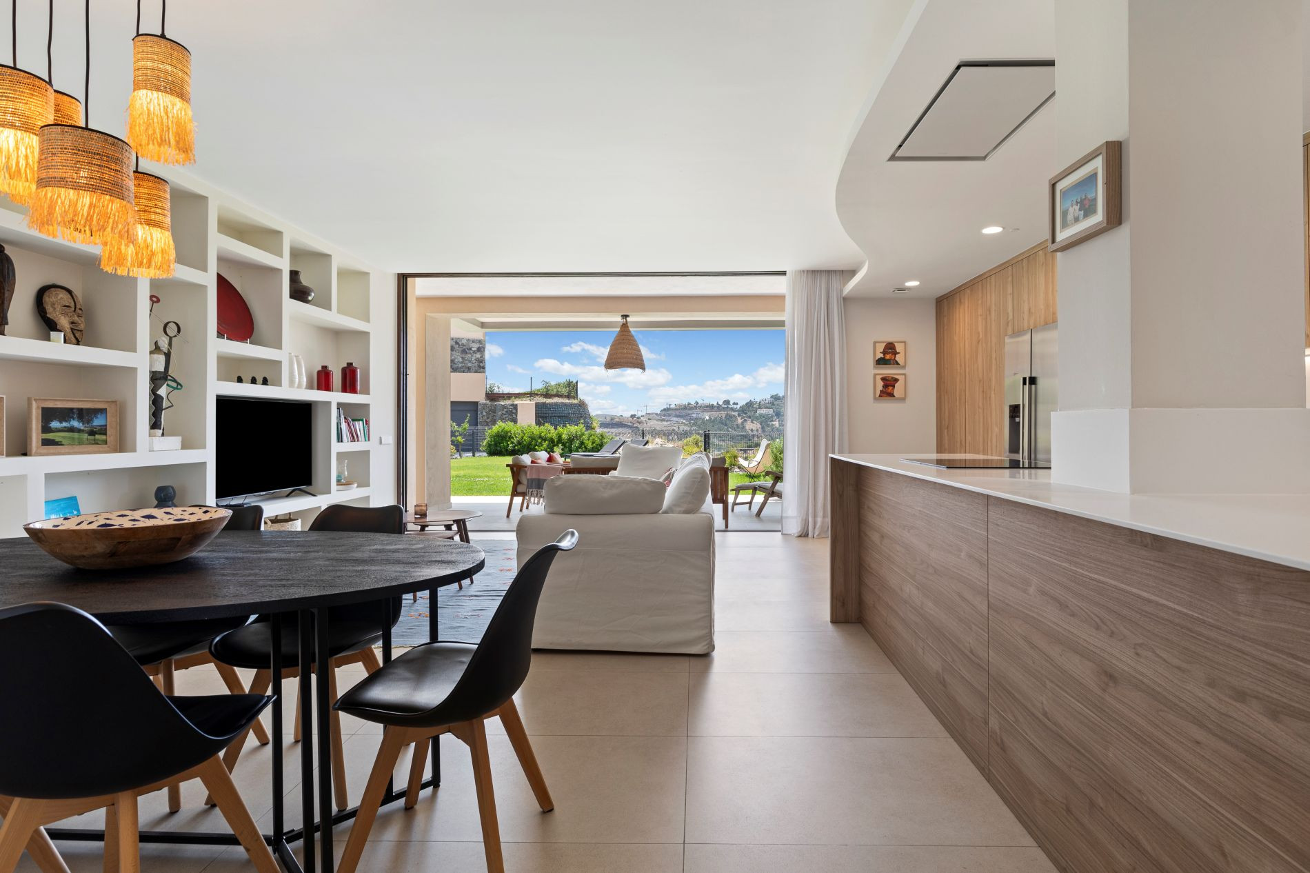 A rare find: 400 m² of private-use garden in a corner apartment