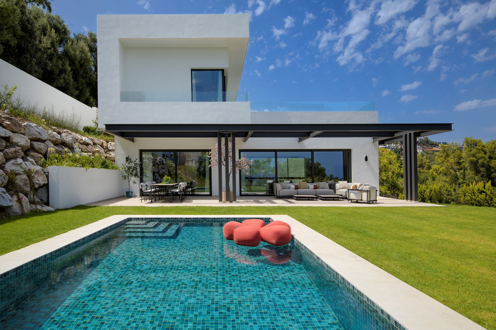 Villa moderna con un diseño exclusivo y total privacidad,  lista para entrar a vivir en Benahavis.