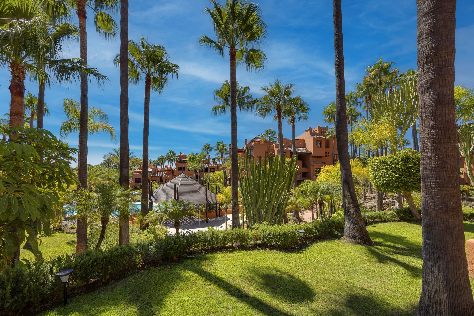 Espacioso apartamento en alquiler de larga temporada  en Puerto Banús.